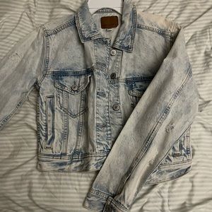 LIGHT WASH DENIM JACKET